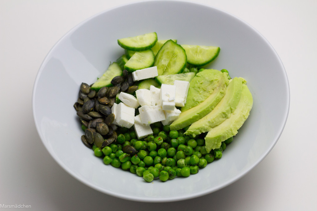 Erbsensalat mit Feta, Avocado und Kürbiskernen